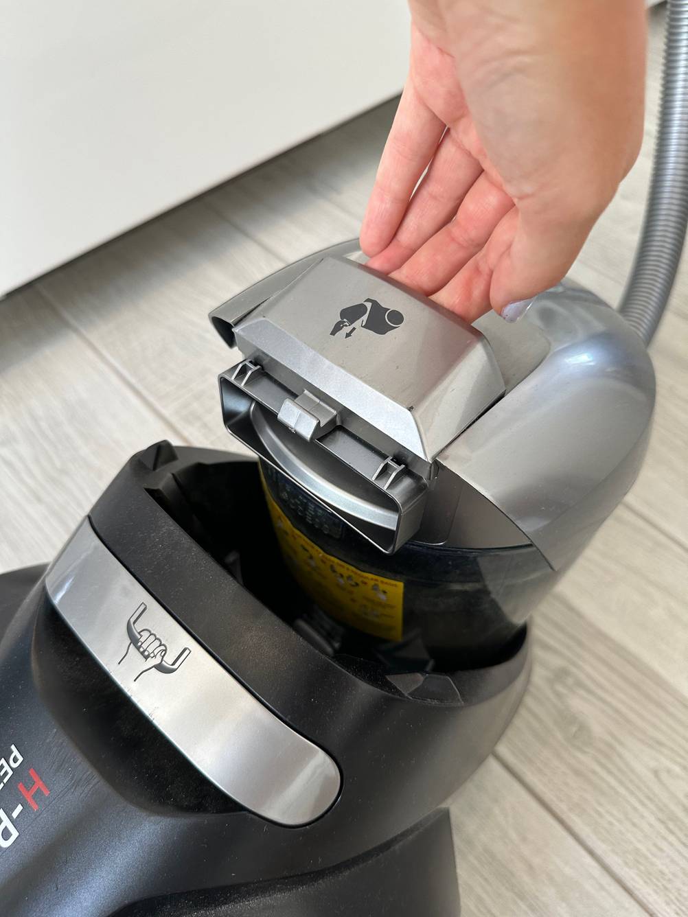 Allergiker-Staubsauger wird geöffnet
