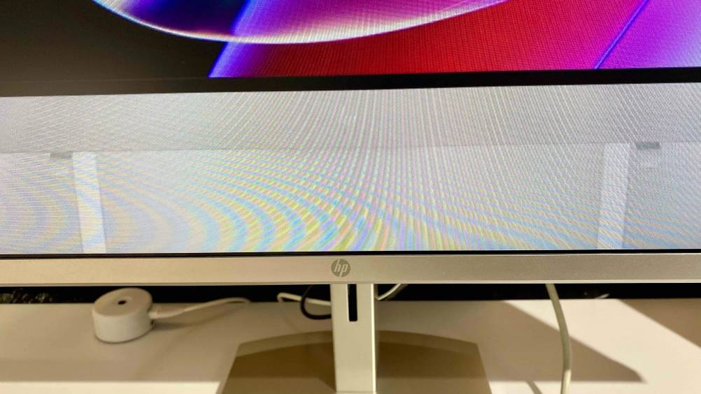 27-Zoll-Monitor getestet: unterer Rahmen eines HP 27-Zoll-Monitors ersichtlich.