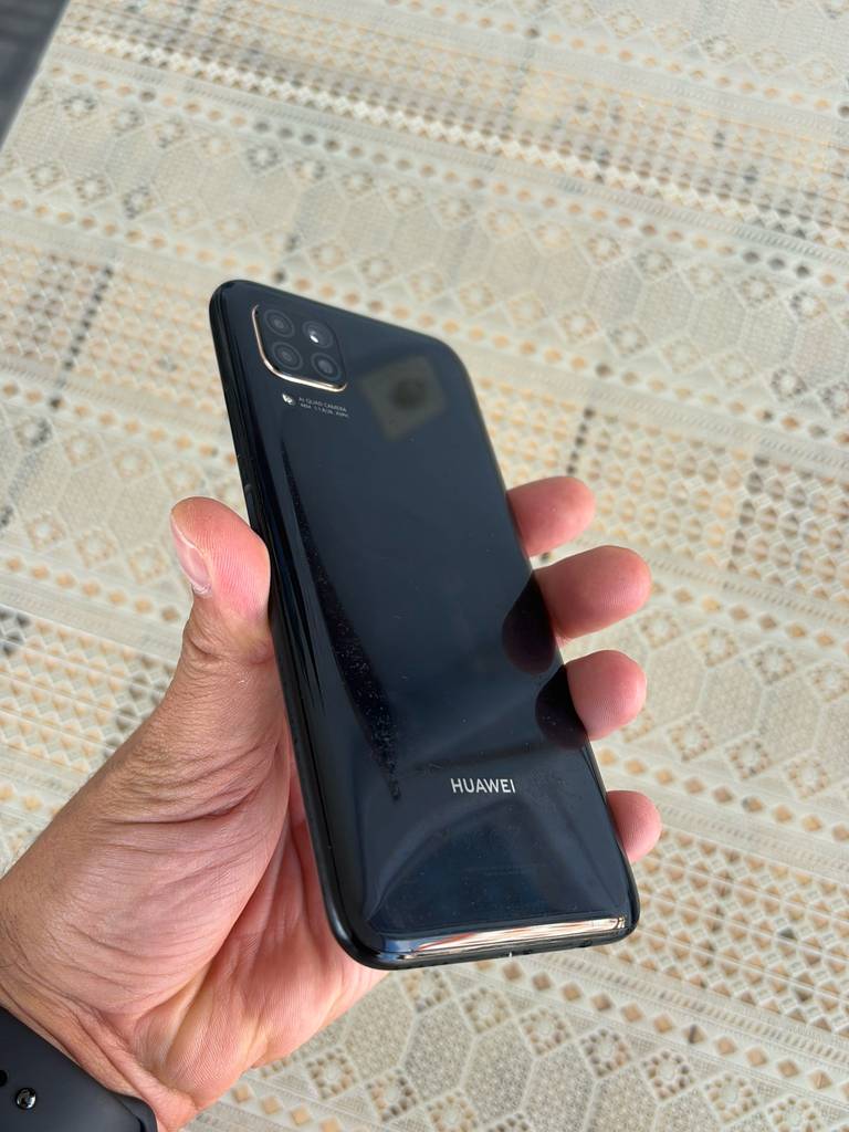 Smartphones mit großem Display--Test: das Smartphone wird mit der Rückseite ersichtlich in der Hand gehalten.