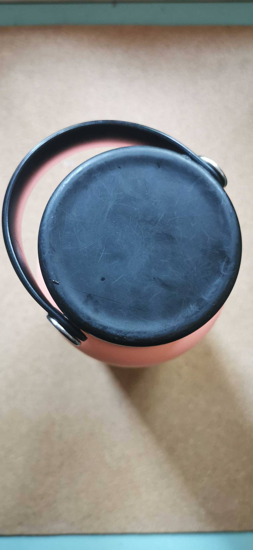 Trinkflasche aus Edelstahl getestet: Detailaufnahme eines Flaschendeckels von oben.