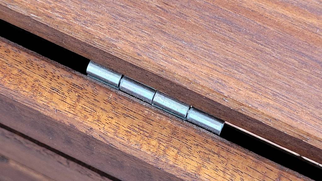 Gartentisch (Holz) im Test: Nahaufnahme Scharnier