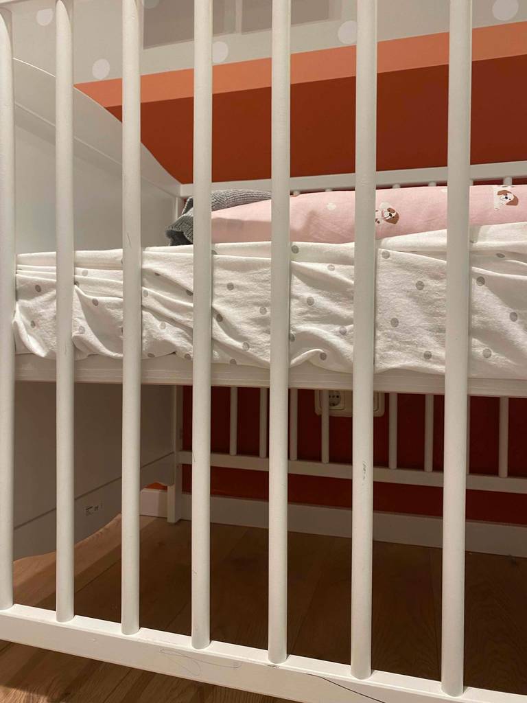 Gitterbett Nahaufnahme von Gitter und Matratze.