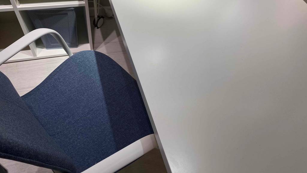 Bürostuhl an einem Tisch.