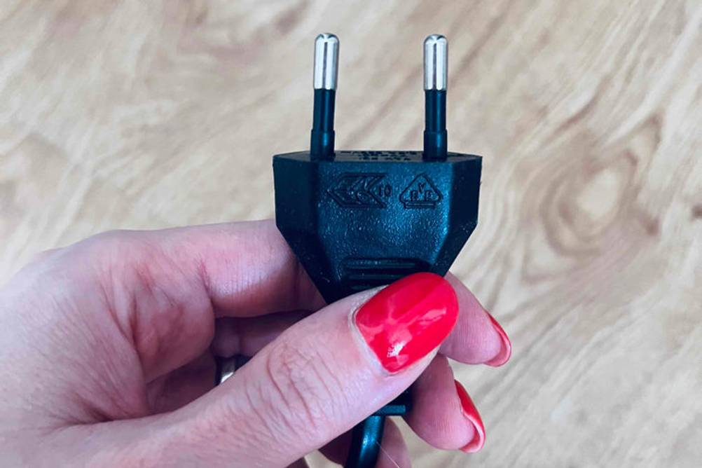 Kinder-Schreibtischlampe im Test: in der Hand gehaltener Euro-Stecker.