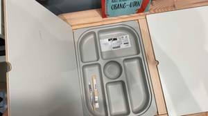 Getesteter Kindertisch von oben mit Aufbewahrung zu sehen.