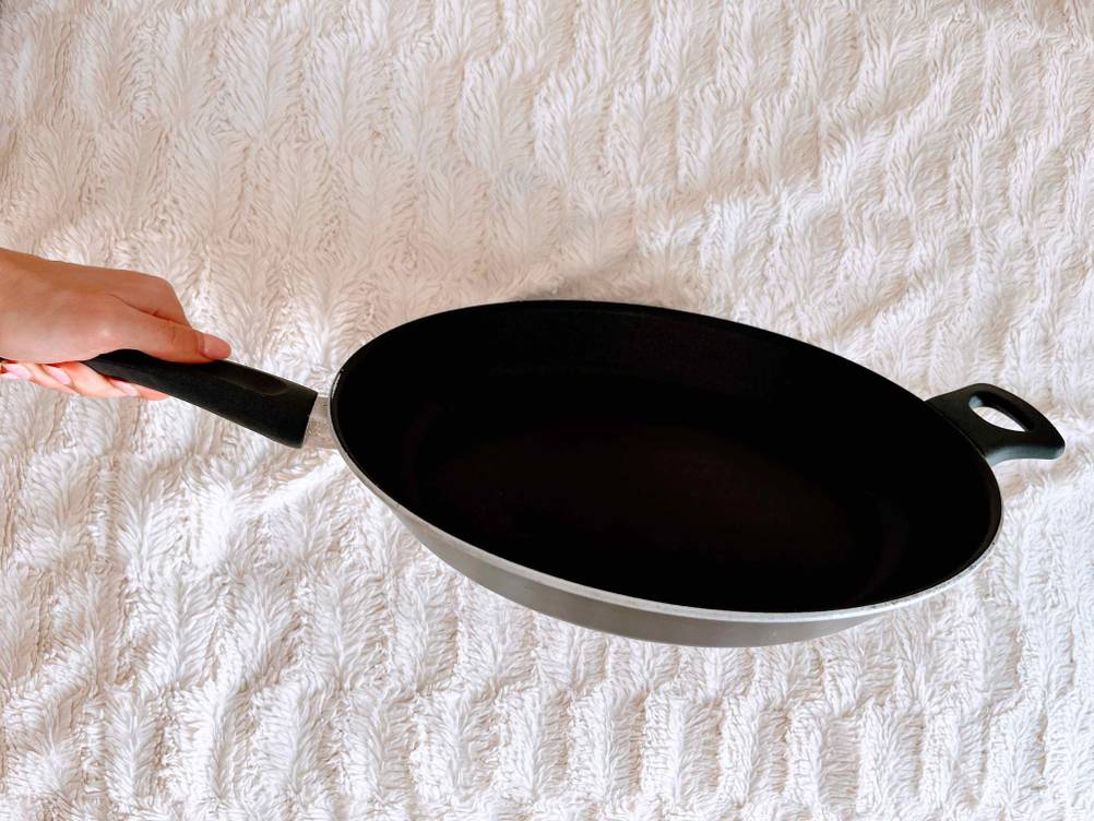 Pfanne-30-cm im Test: eine Pfanne von der Seite ersichtlich.