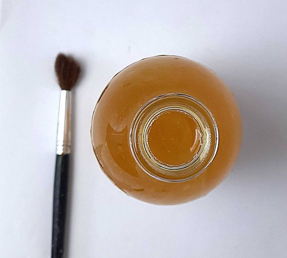 Die geöffnete Flasche des getesteten Holzöls von oben ersichtlich.