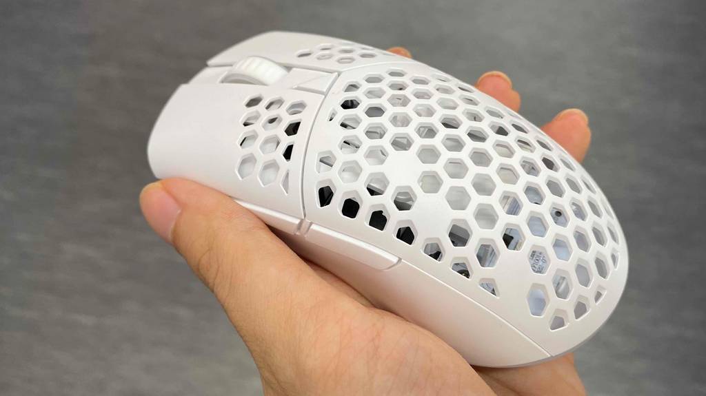 Kabellose-Gaming-Maus liegt in der Hand einer Person