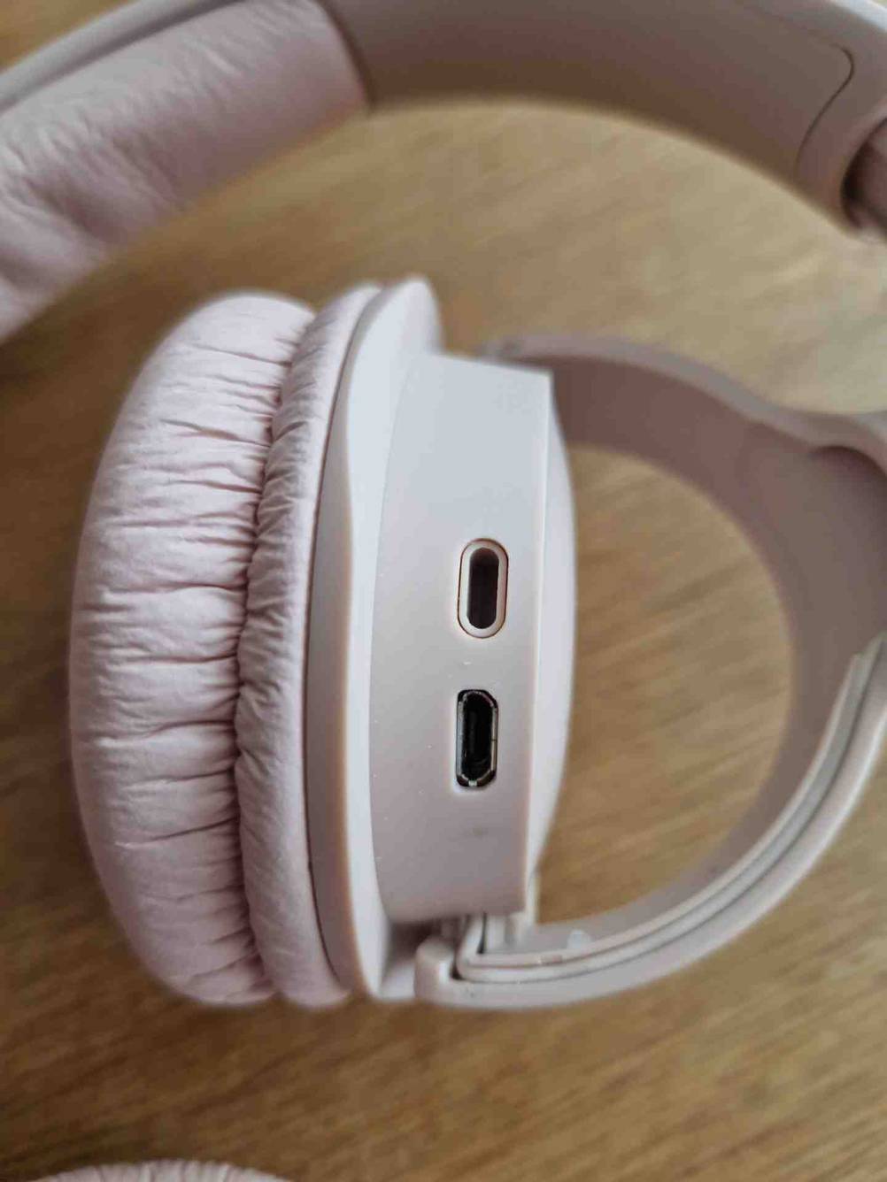 Im Test: Detailaufnahme Anschlüsse an den Ohrhöhrern des Bluetooth-Kopfhörers On-Ear.