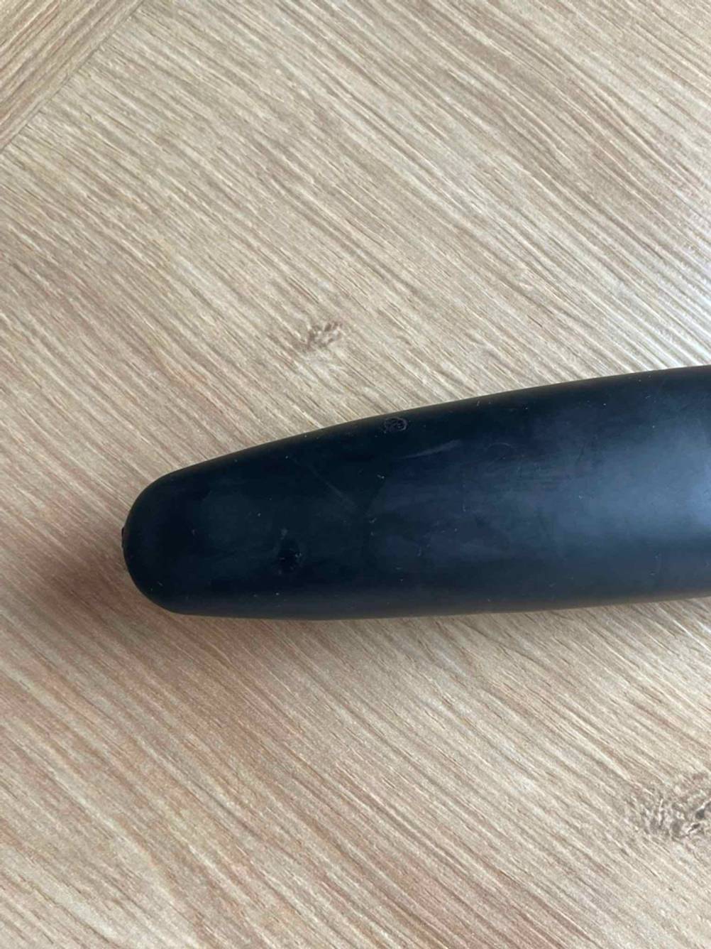 Der untere Griff des getesteten Rollschneiders im Fokus.