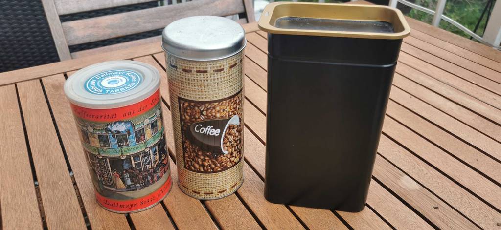 Mehrere Kaffeedosen auf einer Holzfläche