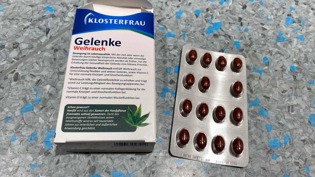 Gelenkkapseln-Test: eine Packung Gelenkkapseln mit Kapseln in Blisterverpackung daneben liegend.