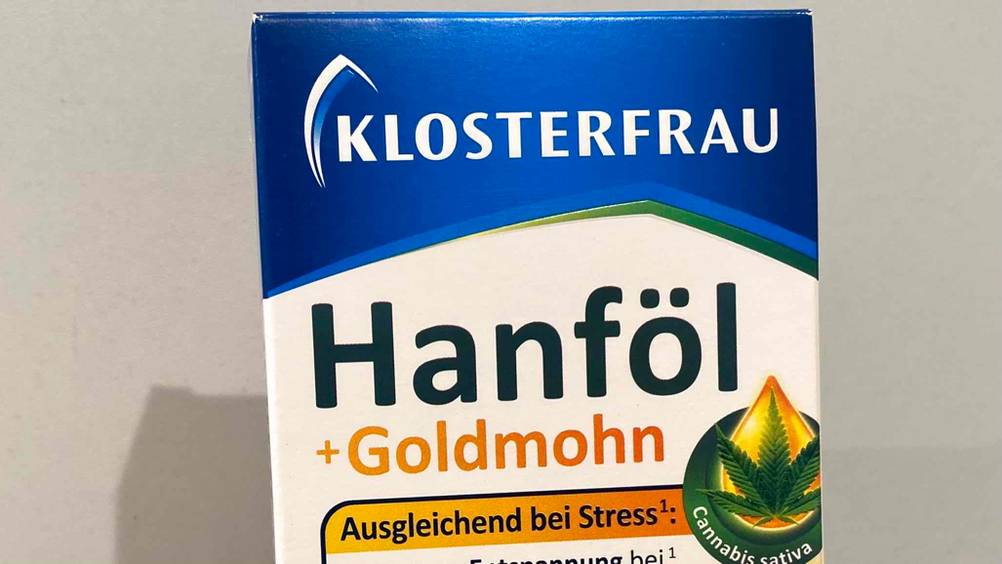 Nahaufnahme des Logos einer Packung der getesteten Hanföl-Kapseln.