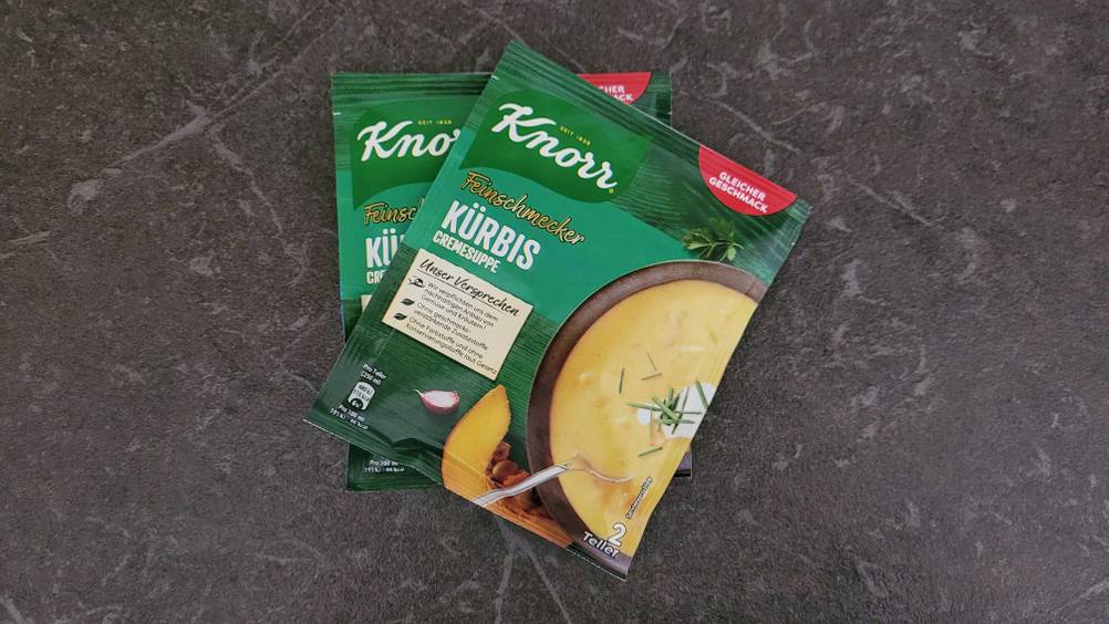 Kürbissuppe im Test: Zwei Packungen Suppe auf einer dunklen Oberfläche