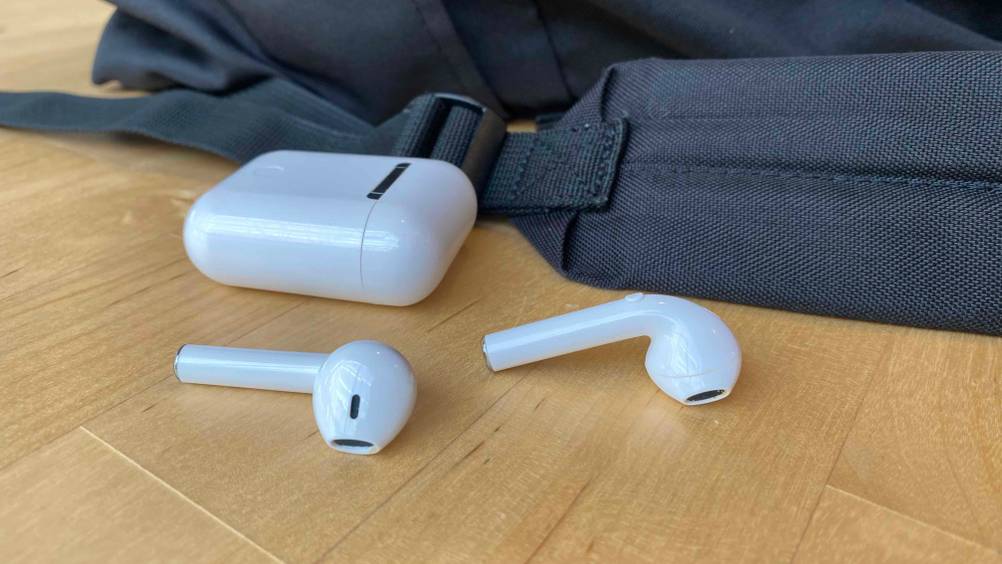 Kopfhörer im Test: ein weißes Kopfhörercase mit zwei In-Ear-Kopfhörern davor.