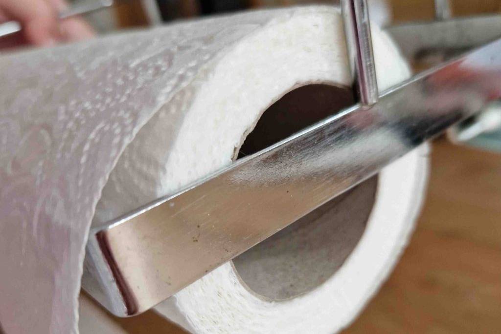 Küchenrollenhalter-Test; Küchenrolle waagerecht in Küchenrollenhalter.