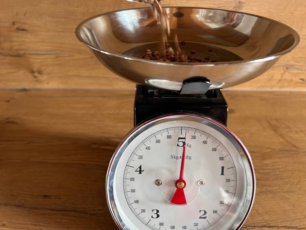 Küchenwaage mit Schüssel im Test: Einschütten der Zutaten in die Schüssel.