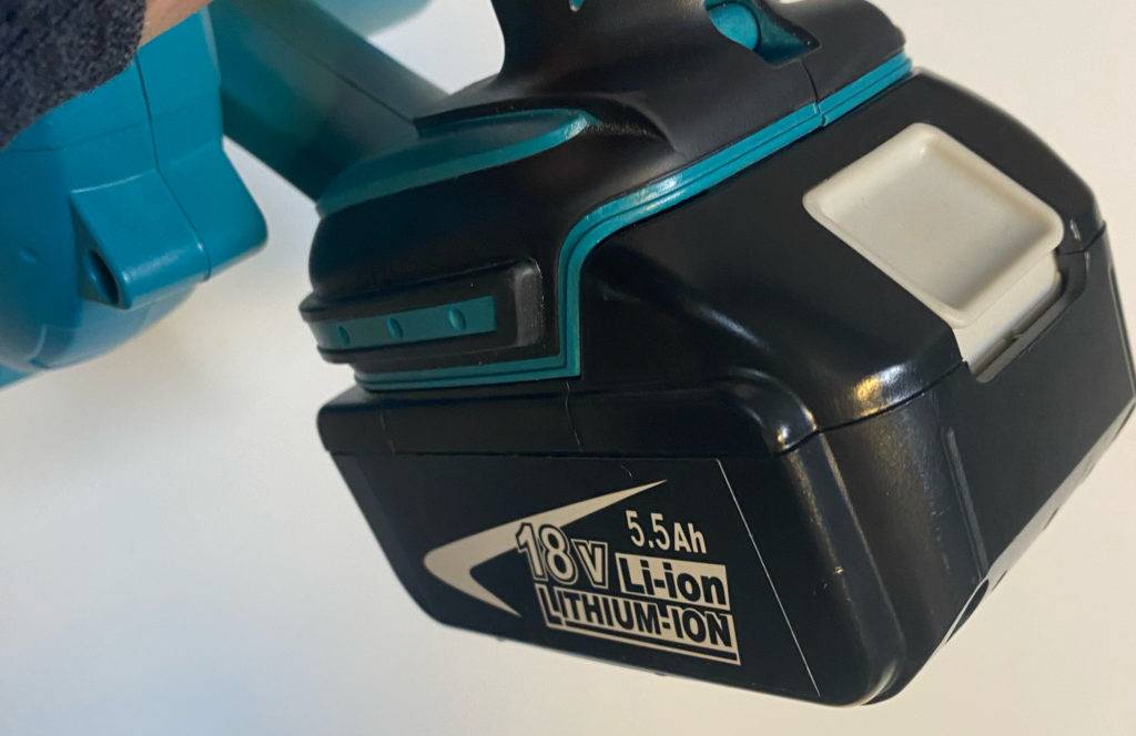 Makita-Laubbläser getestet: Akku eines Makita-Laubbläser im Fokus.