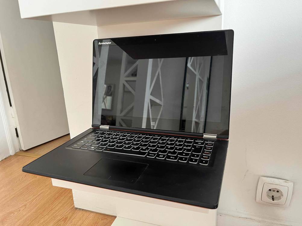 Lenovo-Yoga getestet: ein Laptop im aufgeklapptem und ausgeschaltetem Zustand.