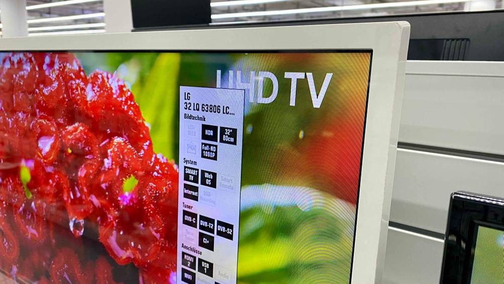 Weißer Rahmen eines 32-Zoll-Fernsehers im Fokus.