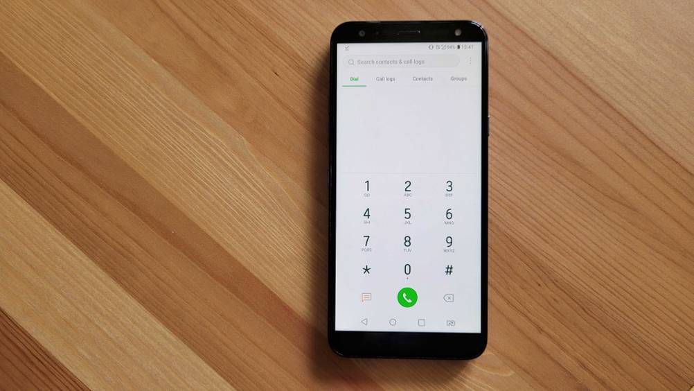 Billig-Smartphone getestet: Ein eingeschaltetes Smartphone im Wählpad.