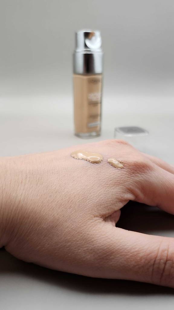 Test: Ein Klecks der L’Oréal-Foundation befindet sich auf einem handrücken.