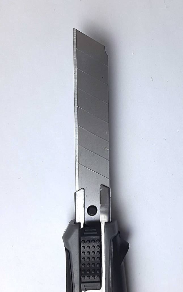 Nahaufnahme der herausgezogenen teilbaren Klinge des getesteten Teppichmessers.
