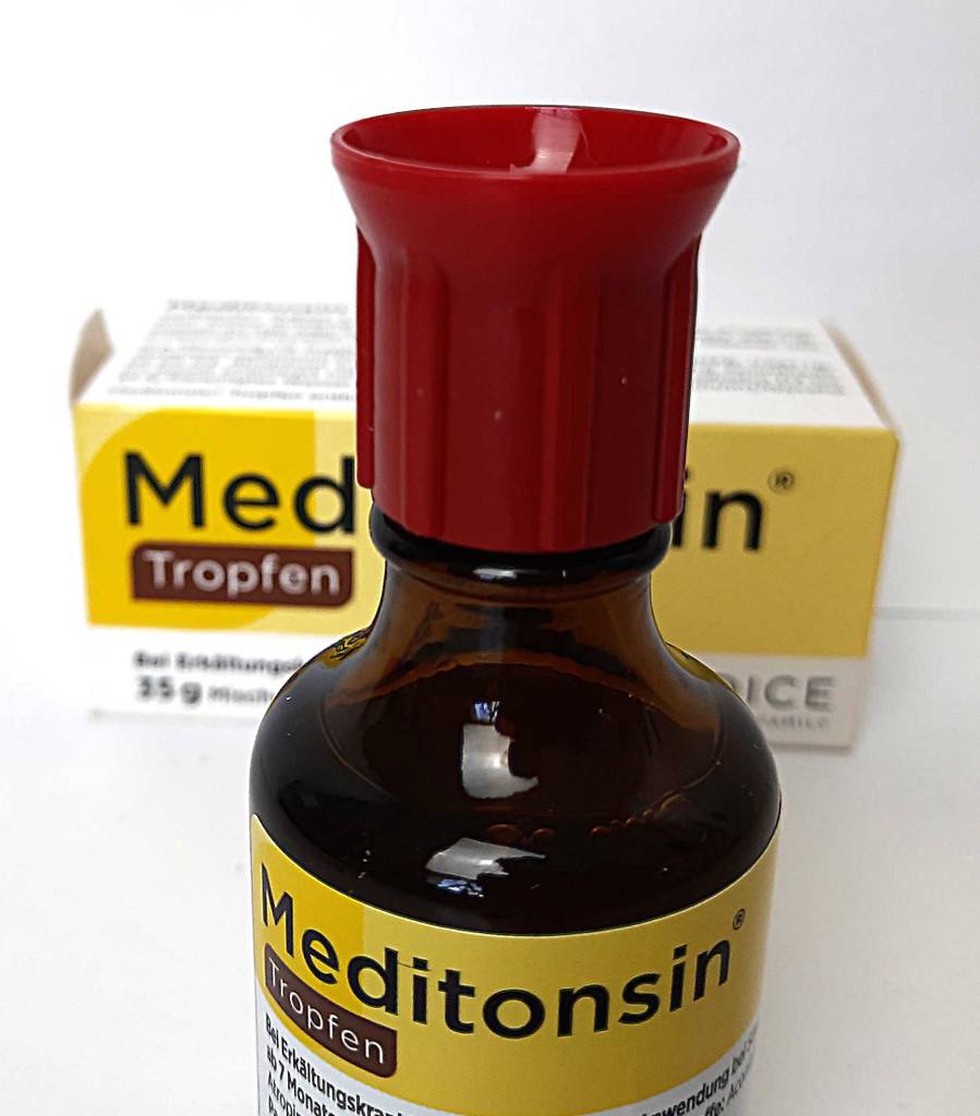 Getestet: Hunstentropfen in der Flasche stehen vor der Verpackung der Marke Meditonsin auf einer weißen Oberfläche.