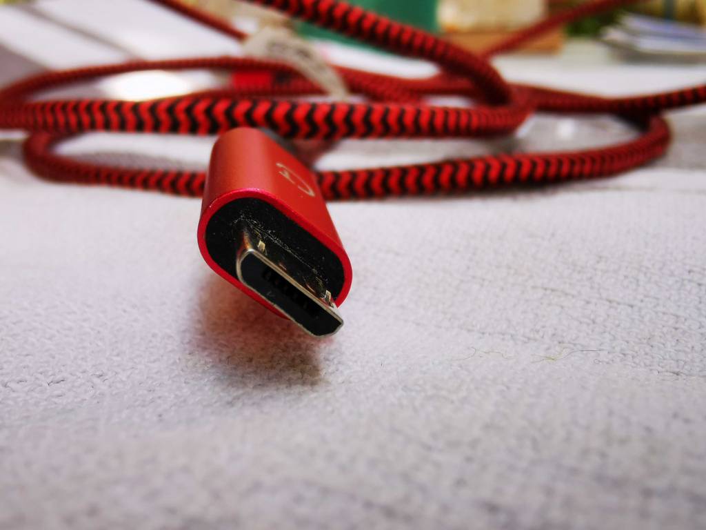 Detailansicht von vorn vom Stecker des getesteten Micro-USB-Kabels.