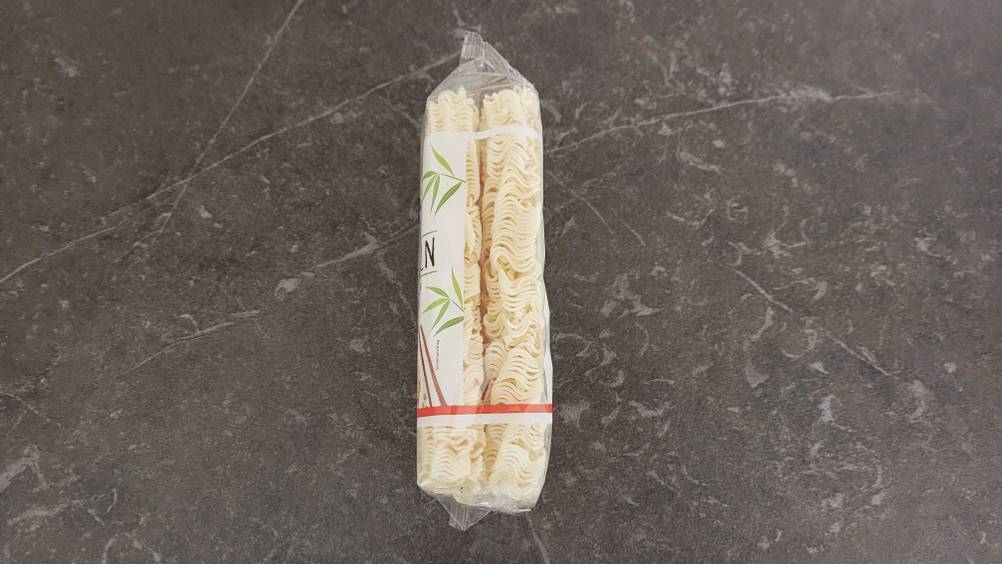 Mie-Nudeln getestet: Seitenansicht einer Packung.
