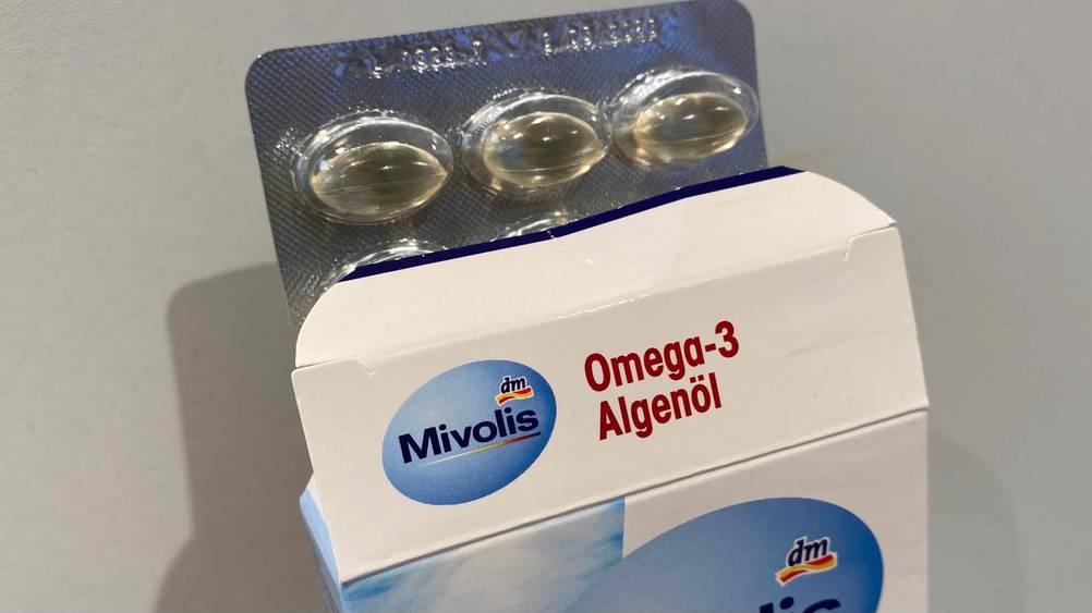 Algenöl getestet: Detailansicht Verschluss der Packung inklusive eines Blisters.