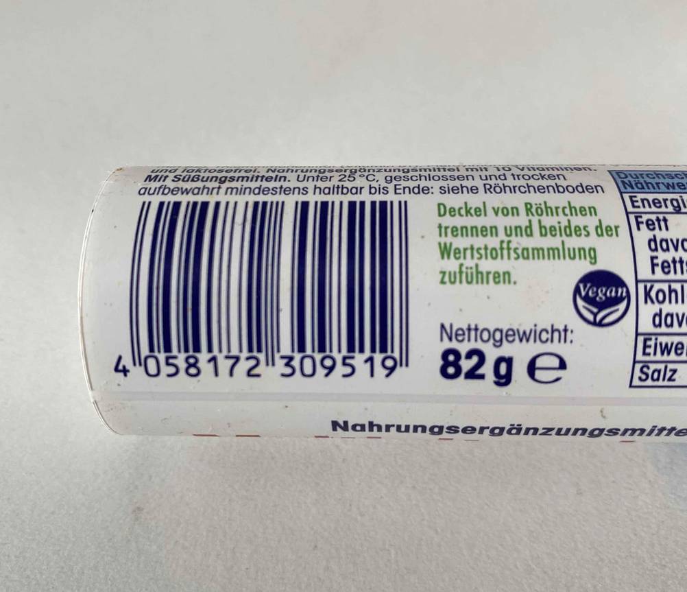 Multivitamin-Tabletten-Test: Barcode der Verpackung von Multivitamin-Tabletten im Fokus.