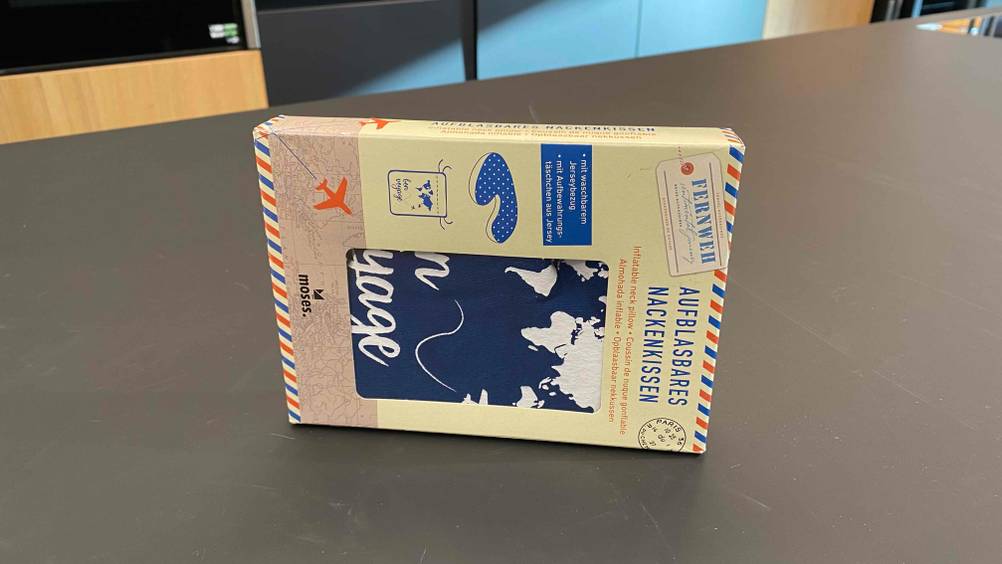 Nackenkissen im Test: die Verpackung eines Nackenkissens horizontal aufgestellt.