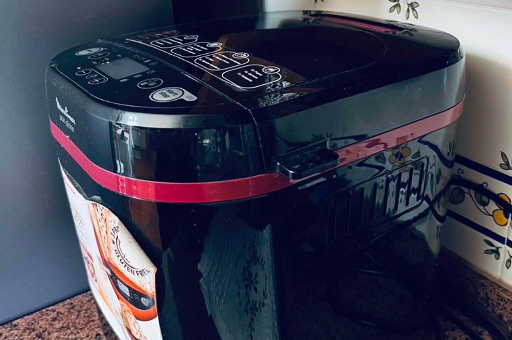 Ein Brotbackautomat schräg seitlich auf einer Arbeitsplatte stehend.