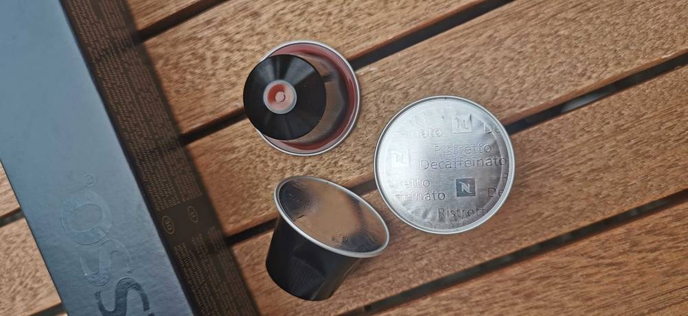 Nespresso Kaffeekapseln auf Tisch