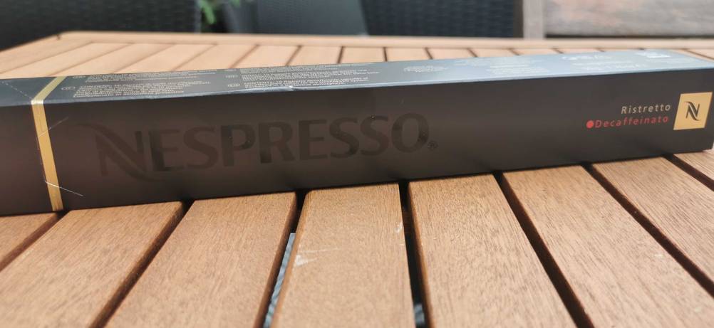 Nespresso Verpackung auf Tisch