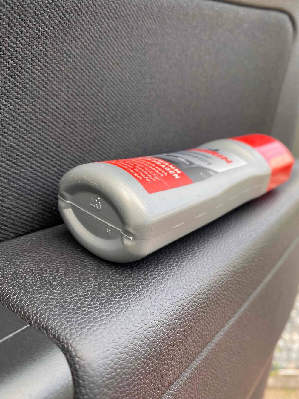 Im Test: Detailaufnahme Boden der Tube Gummipflege fürs Auto.