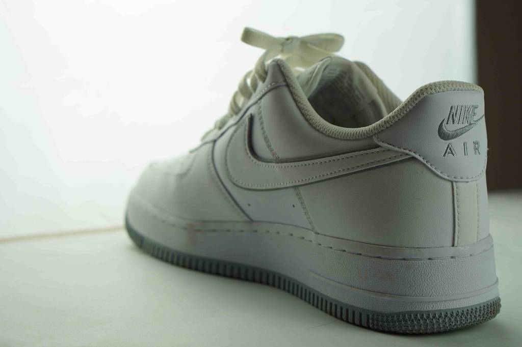 Sneaker-Unisex getestet: weißer Sneaker von Nike mit grauer Sohle von hinten.