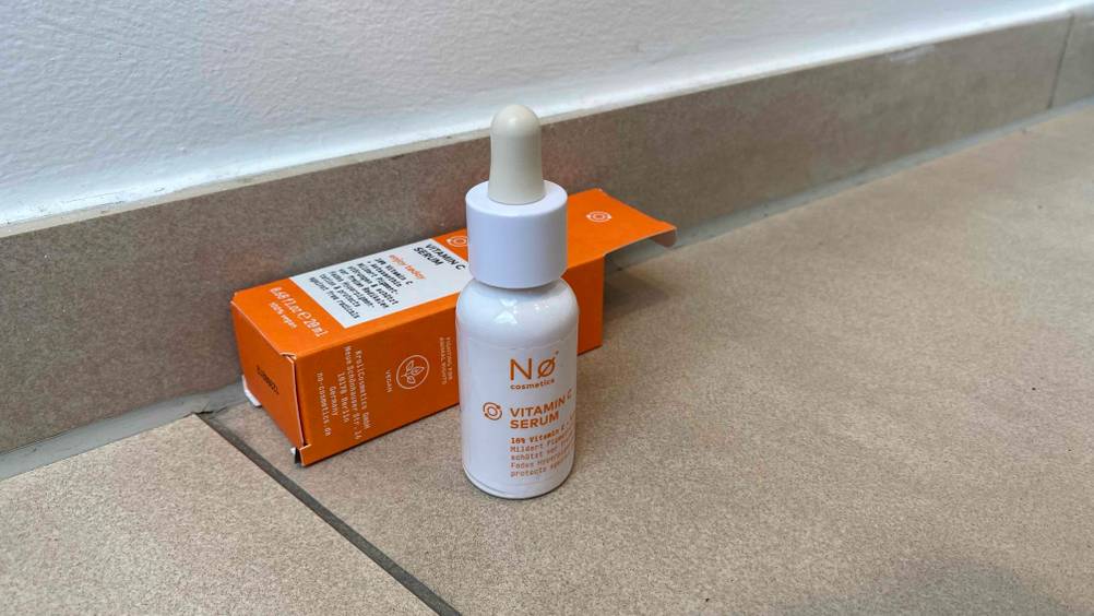  Vitamin-C-Serum-Test: ein Vitamin-C-Serum stehend neben der dazugehörigen Verpackungn.