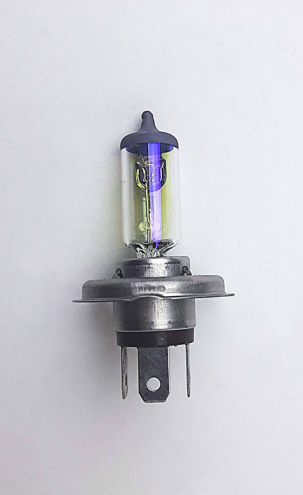 Die getestete H4-Lampe liegt auf einer weißen Fläche.
