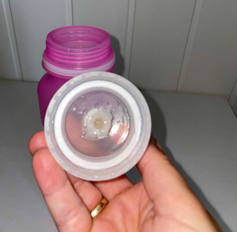 Sport-Trinkflasche-Test: die Unterseite des Verschlusses einer Sport-Trinkflasche im Fokus.