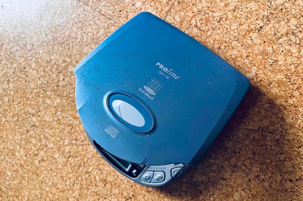 Ein getesteter Tragbarer CD-Player von oben auf einer Holzfläche.
