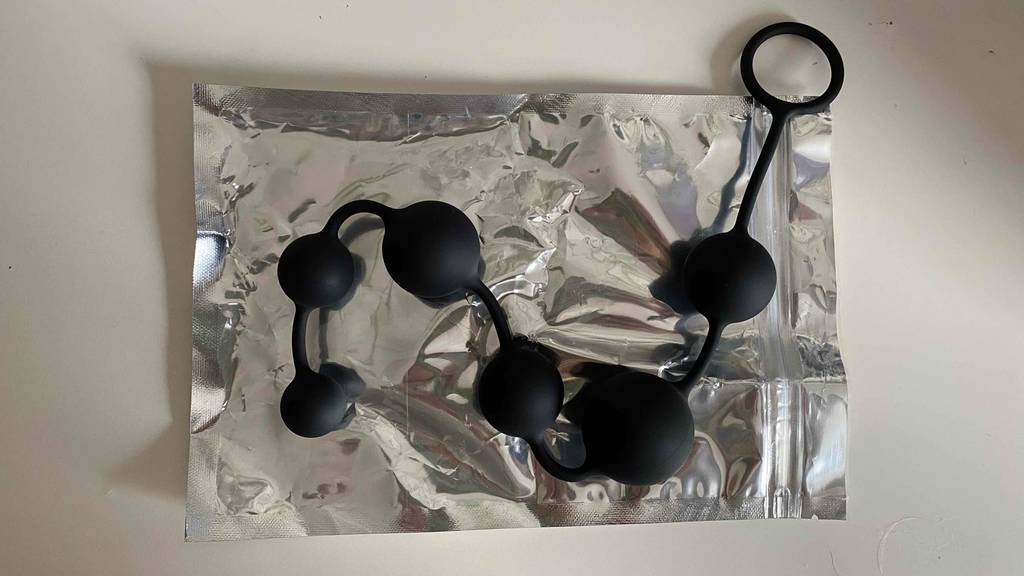 Analkugel getestet: Das Produkt liegt auf seiner Verpackung.