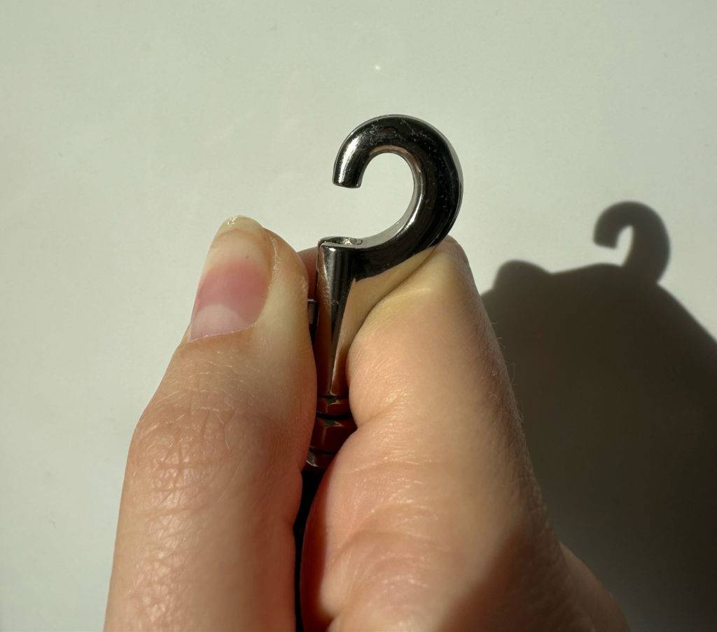Welpenleine getestet: ein geöffneter Karabinerhaken einer Welpenleine wird in der Hand gehalten.