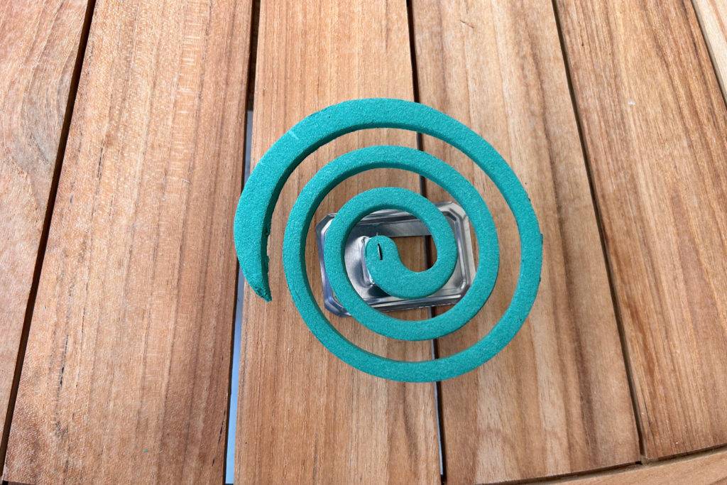 Mückenspirale von oben fotografiert - auf einem Tisch.