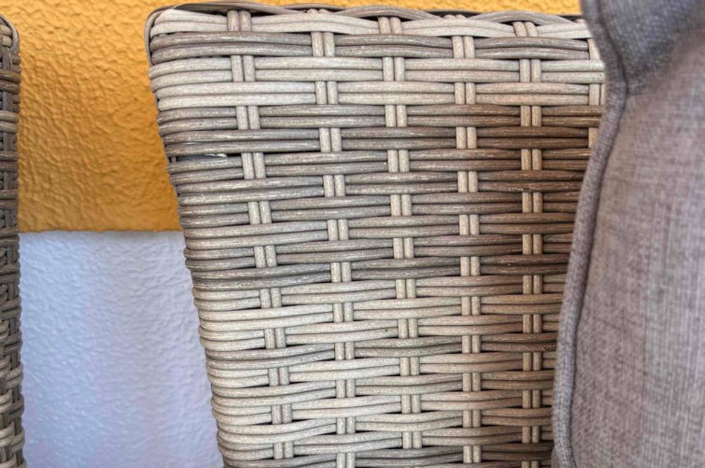 Rattansofa-Test: Lehne von Rattansofa in Nahaufnahme.