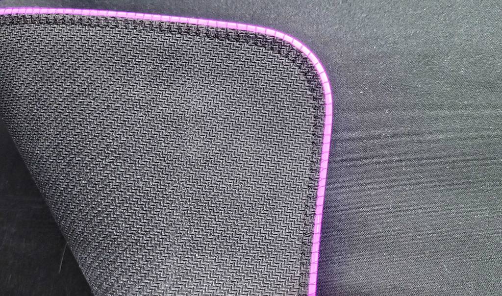 Gaming-Mousepad im Test: Die Ecke eines Gaming-Mousepads ist umgeklappt, mit Blick auf die LED-Leiste.