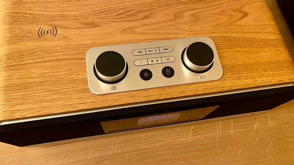 Internetradio-Test: Bedienelemente eines Internetradios im Fokus.