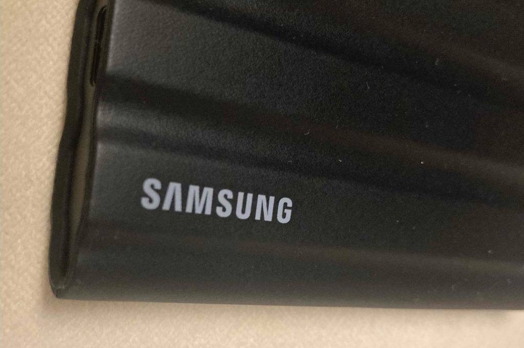 Externe Festplatte 2TB getestet: Detailaufnahme Logo auf dem Produkt.
