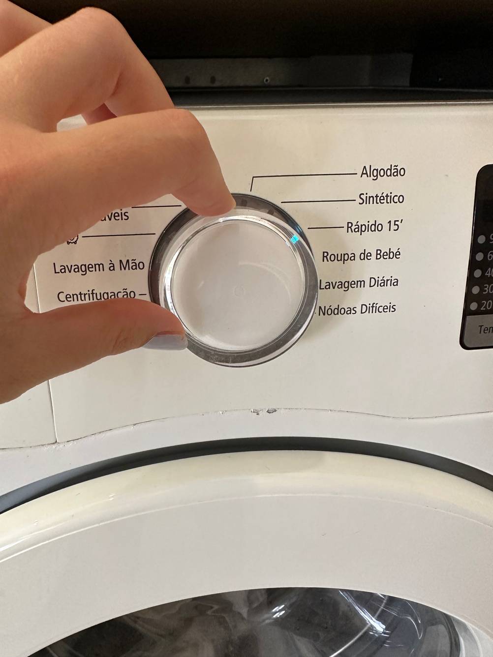 Frontlader getestet: Eine Hand am Bedienelement.
